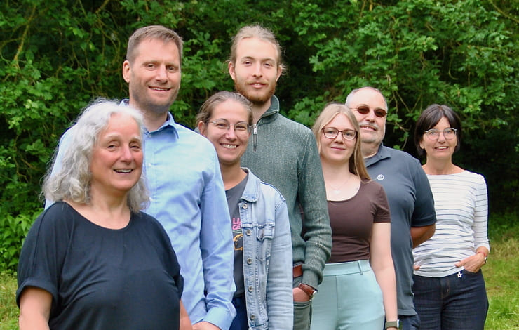 5 Gemeinderatskandidaten vor einem grünen Wald